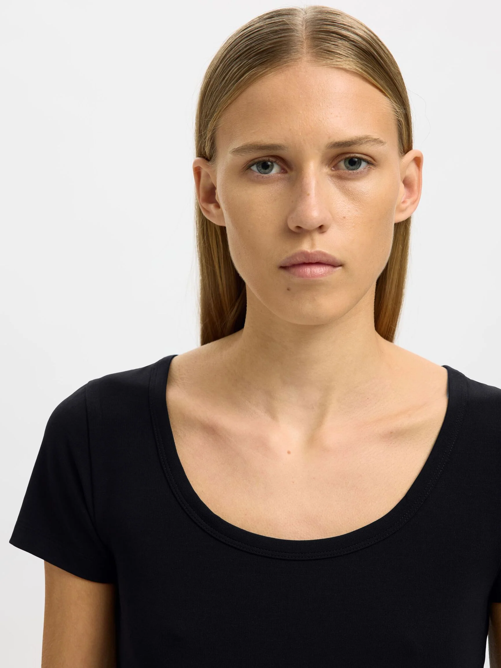 Manja U-Neck Tee - Image 4